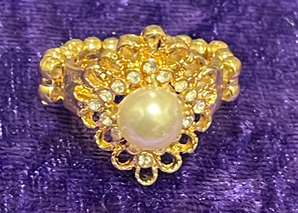 Gold encrusted with diamonds and Pearl Ring